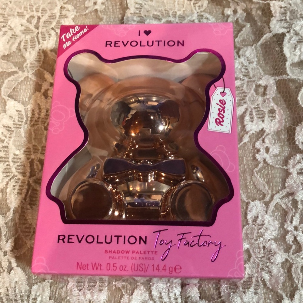 BNWOT I ❤︎Revolution Rosie Shadow Palette